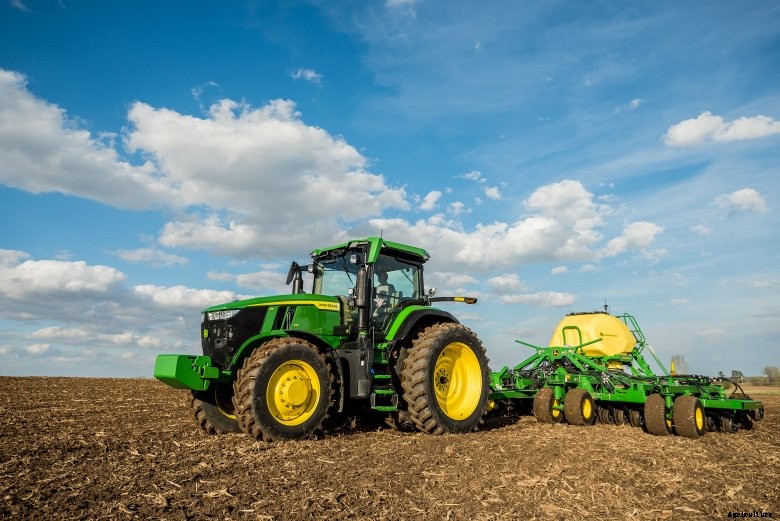 John-Deere-2020-7R-Tractor-Planting